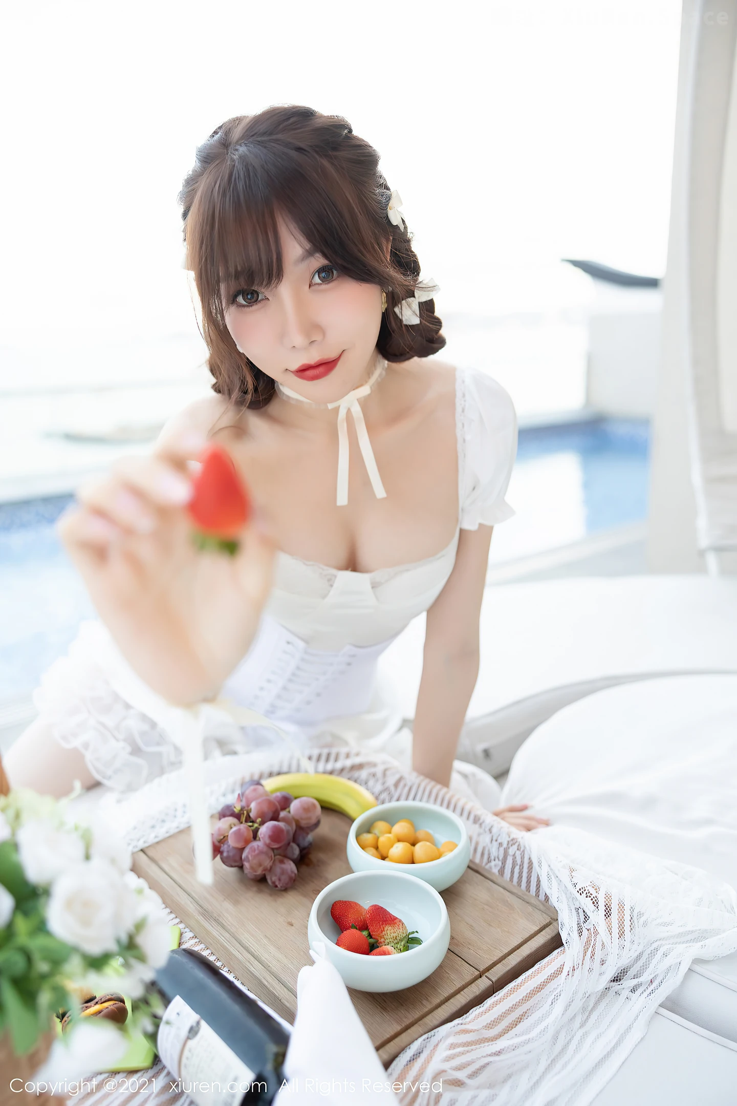 图片[6]-[XiuRen秀人网]VOL.3998 女神芝芝Booty深圳旅拍泳池边白色薄纱服饰配开档肉丝诱惑写真62P-秀人网官方网站
